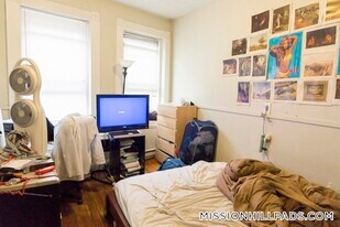 895 Huntington Ave in Boston, MA - Building Photo