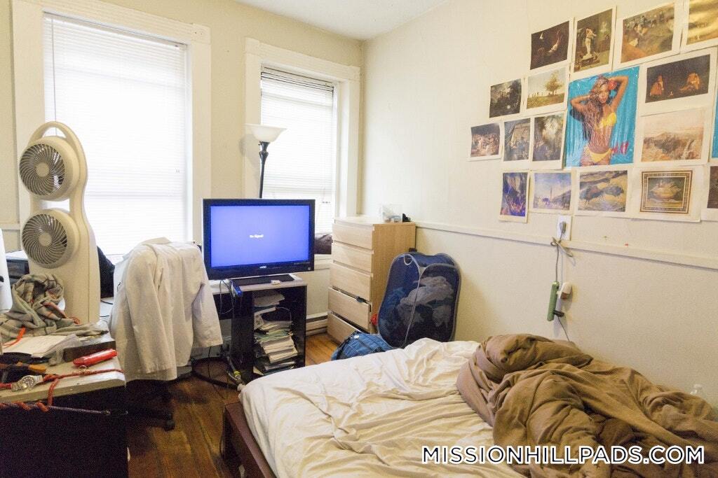 895 Huntington Ave in Boston, MA - Building Photo