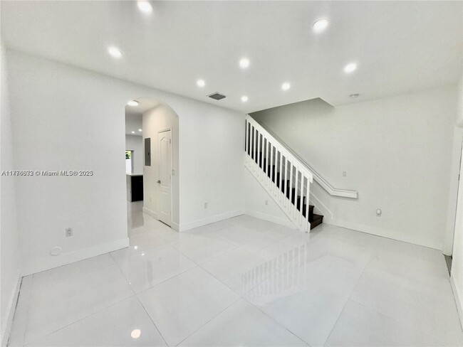 16615 NW 70th Ct in Hialeah, FL - Building Photo - Building Photo