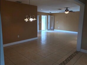 2410 NW 87th Ln in Sunrise, FL - Foto de edificio - Building Photo