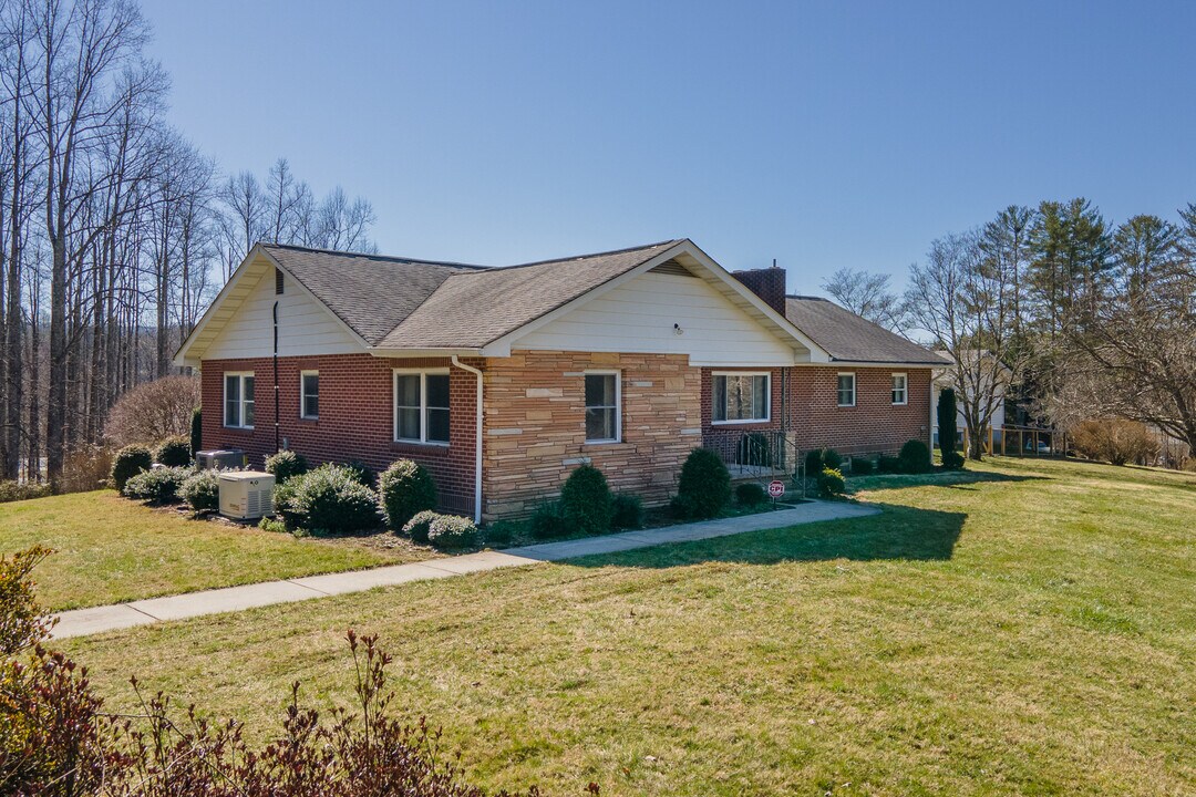 443 Selica Rd in Brevard, NC - Building Photo