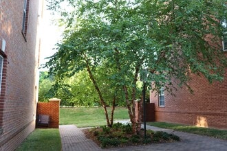 222 Herndon Station Sq in Herndon, VA - Building Photo - Building Photo