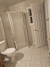 260 N Broome Ave, Unit 1 bed room in Lindenhurst, NY - Foto de edificio - Building Photo