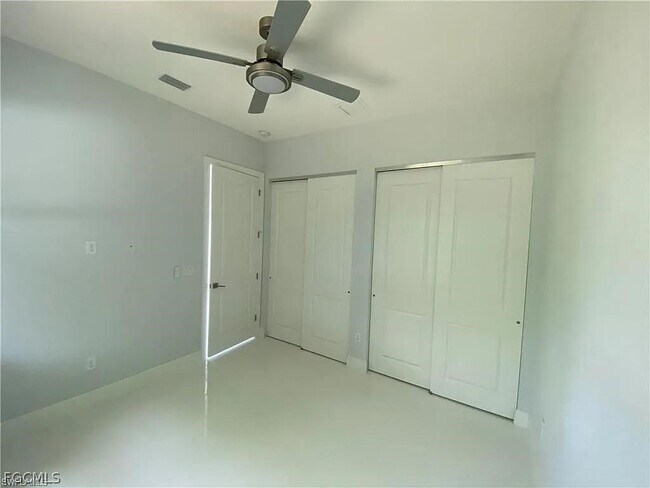 3738 SE Santa Barbara Pl in Cape Coral, FL - Foto de edificio - Building Photo