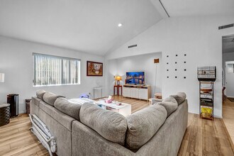 4921 Newcastle Ave in Encino, CA - Foto de edificio - Building Photo