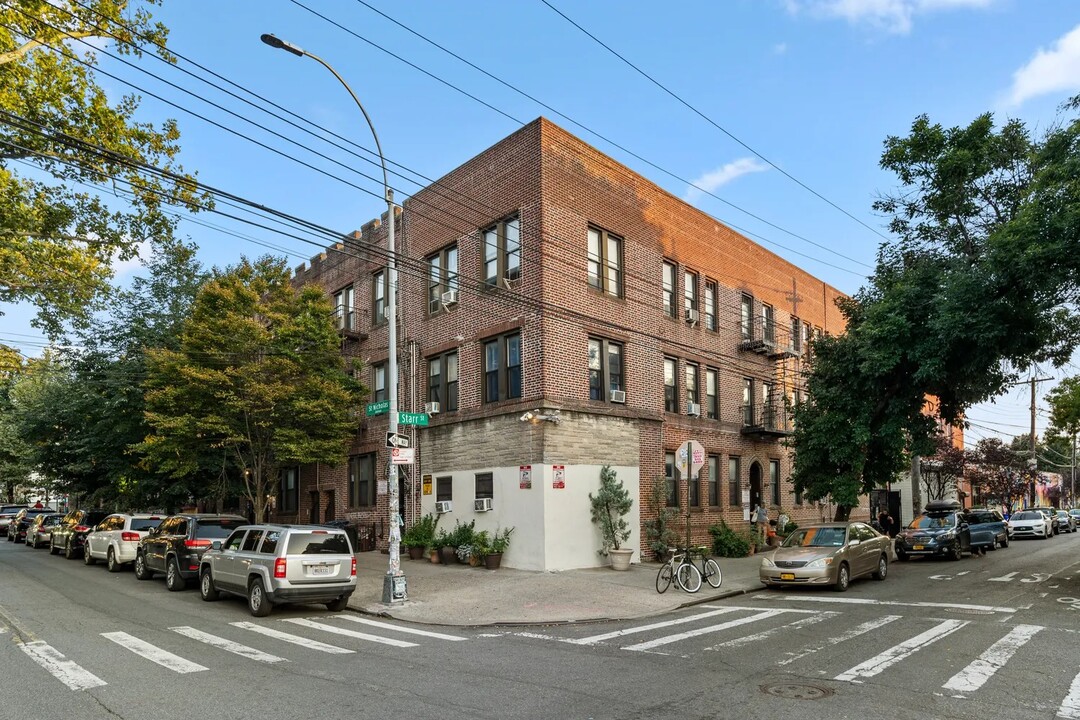 44 Saint Nicholas Ave in Brooklyn, NY - Building Photo