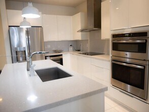10220 NW 63rd Terrace in Doral, FL - Building Photo - Building Photo