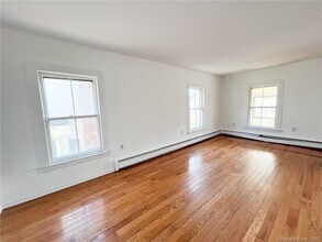 12 Blackall Rd in Milford, CT - Foto de edificio - Building Photo