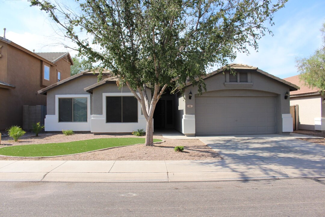 166 E Clairidge Dr in San Tan Valley, AZ - Foto de edificio