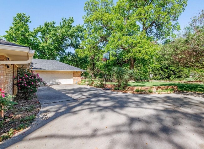 809 Brook Hollow St in Brownwood, TX - Building Photo - Building Photo