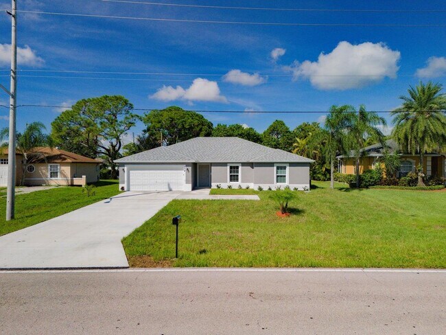 574 NW Bayshore Blvd in Port St. Lucie, FL - Building Photo - Building Photo