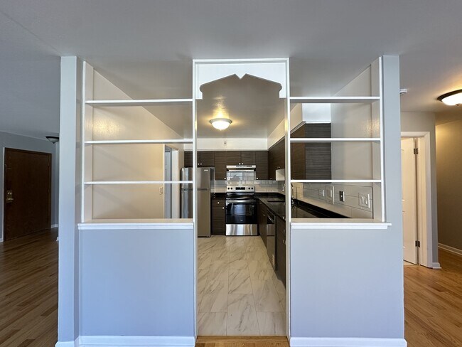 1639 Oakwood Ave, Unit 201 in Des Plaines, IL - Foto de edificio - Building Photo