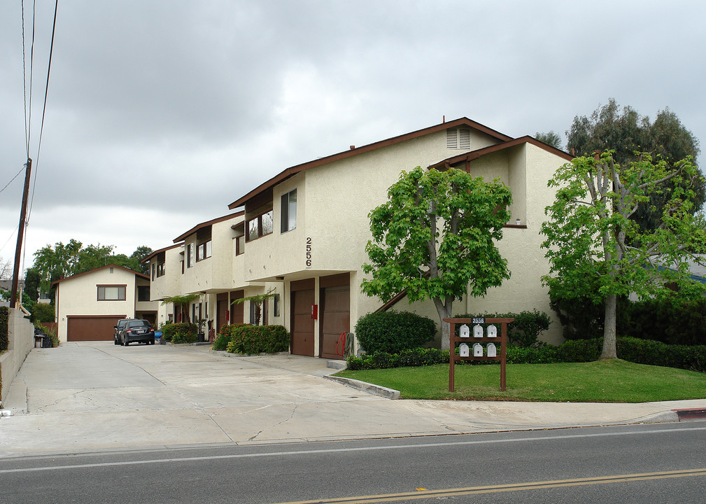 2556 Santa Ana Ave in Costa Mesa, CA - Foto de edificio