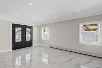 12 Woodcock Ln in Levittown, NY - Foto de edificio - Building Photo