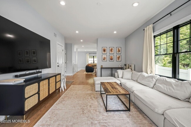 13 Thomas Ln in Morganville, NJ - Building Photo - Building Photo