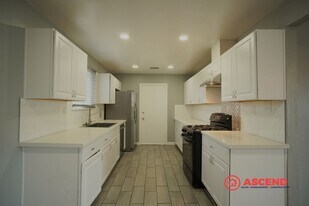 5000 Monterey St in Bakersfield, CA - Building Photo