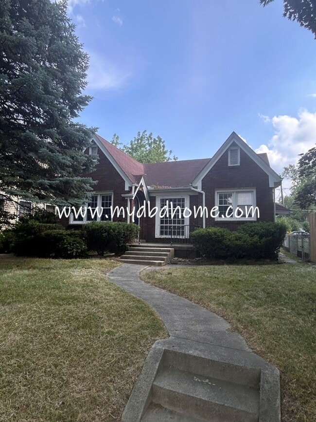 property at 822 E Rudisill Blvd