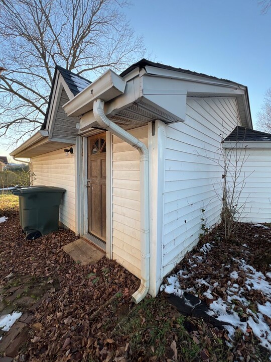 142 N Russell St in Portland, TN - Building Photo