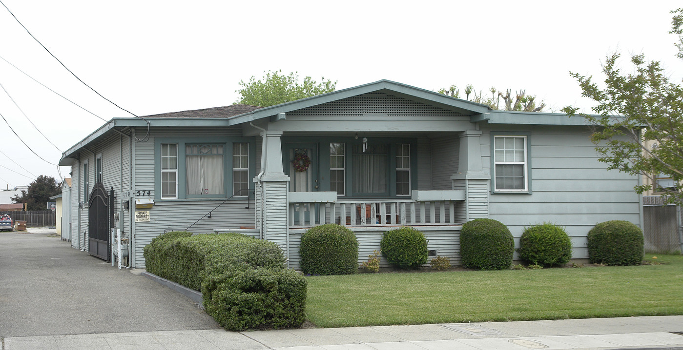 574 Blossom Way in Hayward, CA - Building Photo