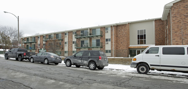 Jefferson Court Apartments in Milwaukee, WI - Foto de edificio - Building Photo