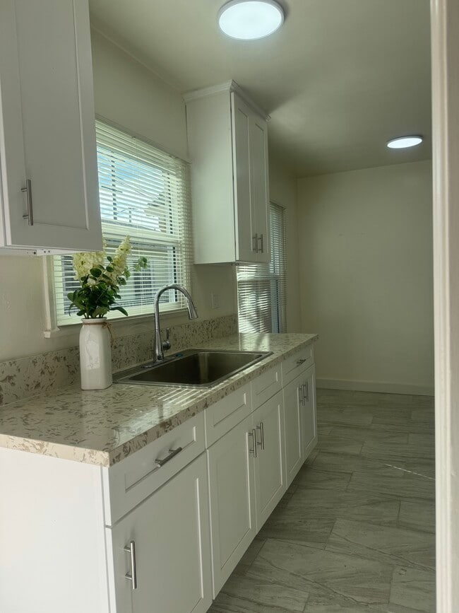 1314 N Hollywood Way, Unit #C in Burbank, CA - Building Photo - Building Photo