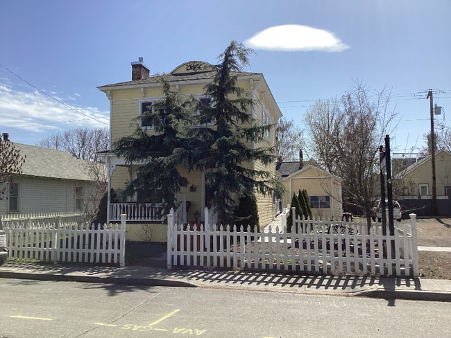 property at 114 W Allyn St