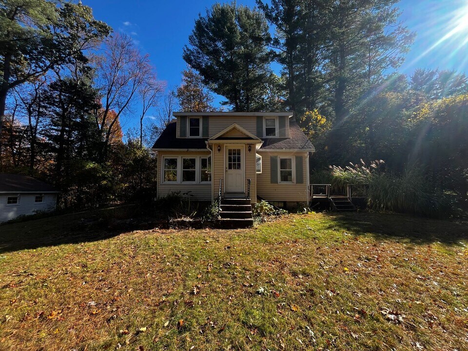 70 Snipsic Lake Rd in Ellington, CT - Building Photo