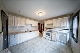 489 Medford St, Unit 489 Medford Street in Malden, MA - Foto de edificio - Building Photo