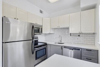 609 NE 13th Ave, Unit 102 in Fort Lauderdale, FL - Foto de edificio - Building Photo