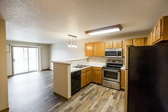 Pebble Springs in Bismarck, ND - Foto de edificio - Building Photo