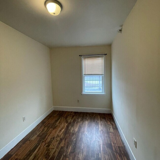 1006 Main St-Unit -Room 15 in Brockton, MA - Building Photo - Building Photo