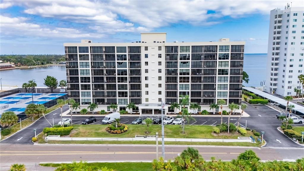 7100 Sunshine Skyway Ln S in St. Petersburg, FL - Foto de edificio