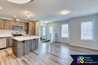588 Osborne Dr SW in Airdrie, AB - Building Photo - Building Photo