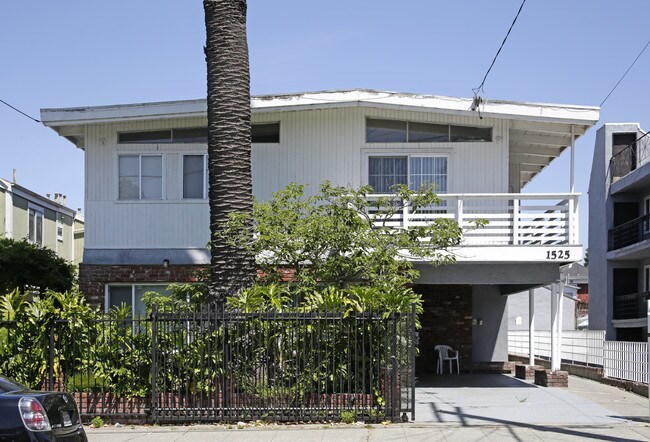 1525 Alcatraz Ave in Berkeley, CA - Foto de edificio - Building Photo