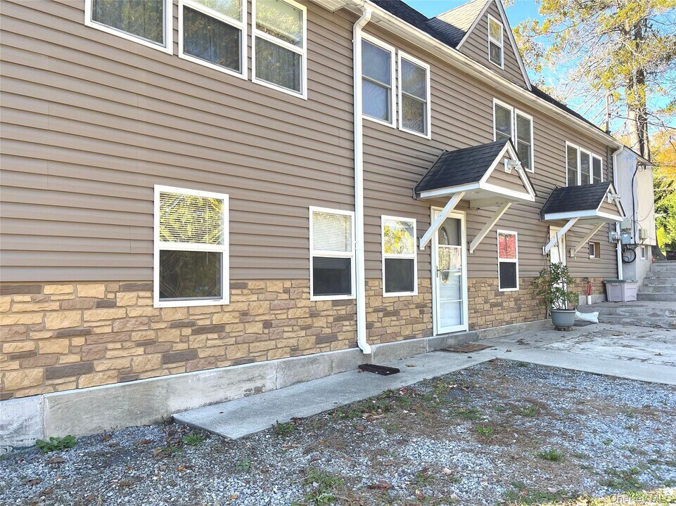 185 Osborne Hill Rd in Fishkill, NY - Building Photo