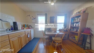 82 Concord Ave, Unit 2 in Somerville, MA - Foto de edificio - Building Photo