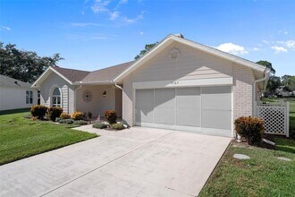 7167 Crown Oaks Dr in Spring Hill, FL - Building Photo - Building Photo