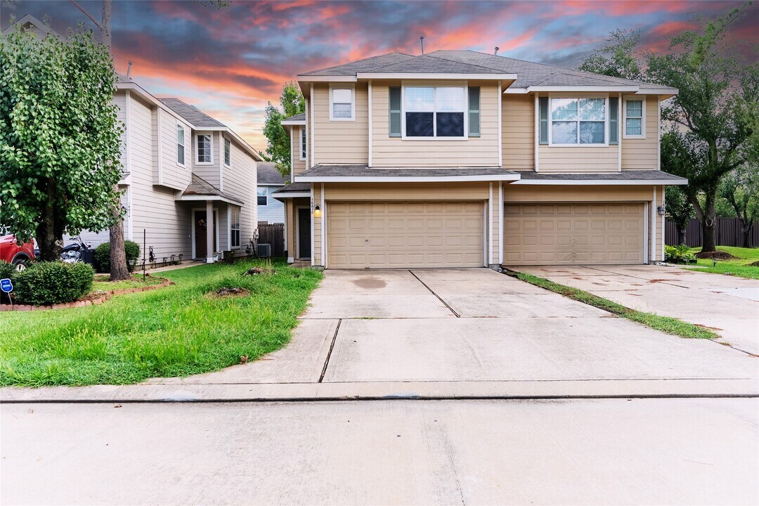 16610 Newglen Ln in Houston, TX - Building Photo
