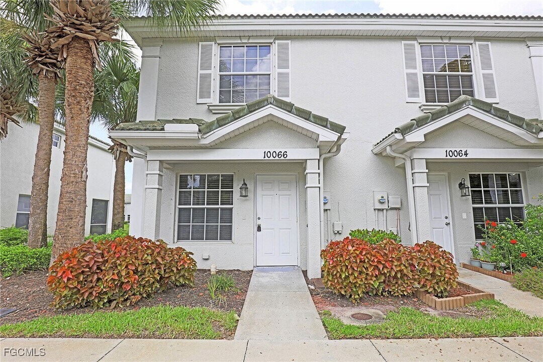 10066 Poppy Hill Dr in Ft. Myers, FL - Building Photo