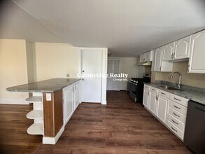 28 Cherry St, Unit 2 in Somerville, MA - Building Photo - Building Photo