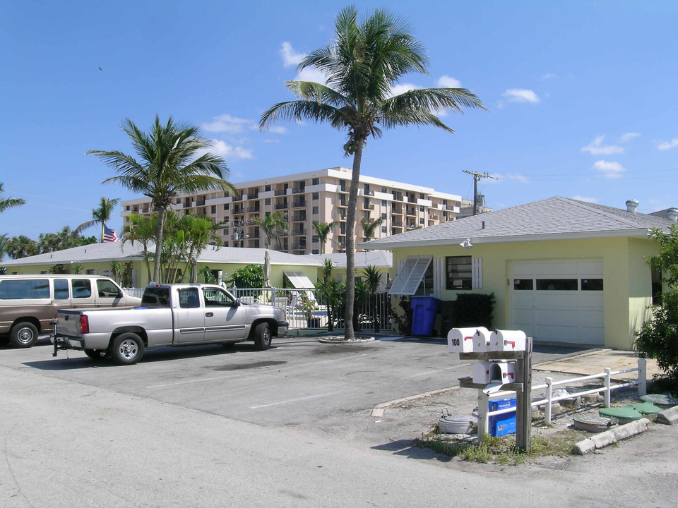 100 Sandal Ln in Palm Beach Shores, FL - Building Photo