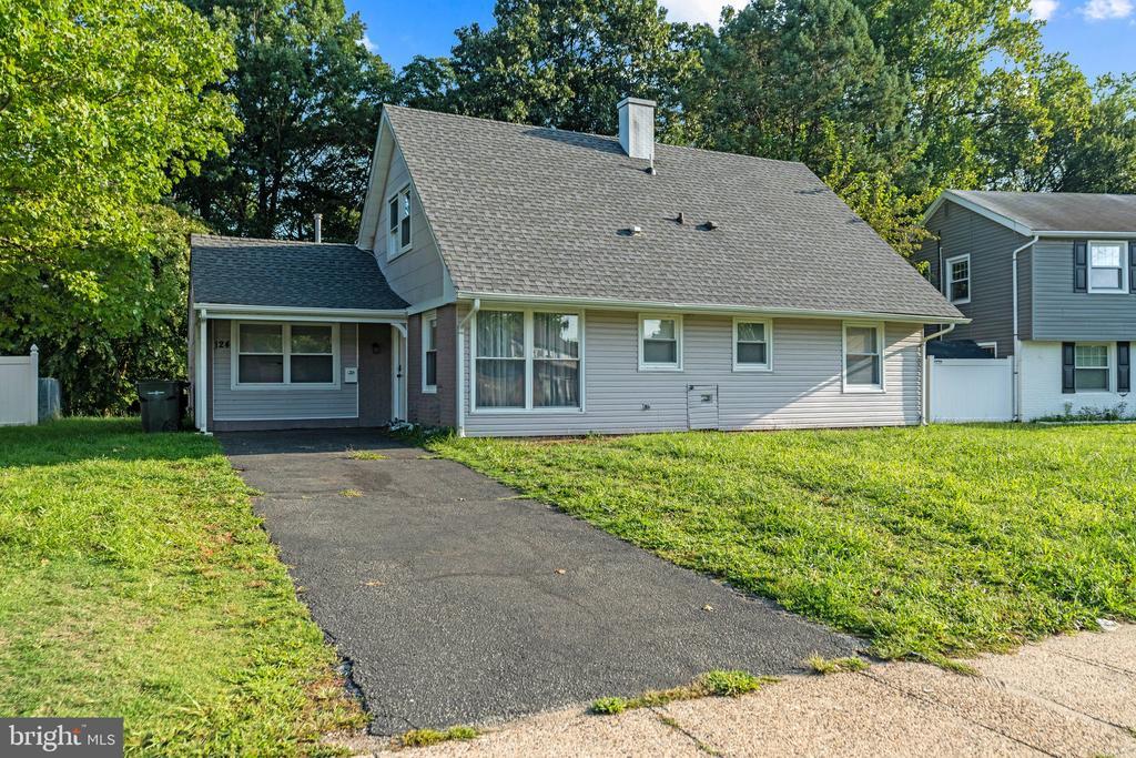 124 Pennypacker Dr in Willingboro, NJ - Building Photo