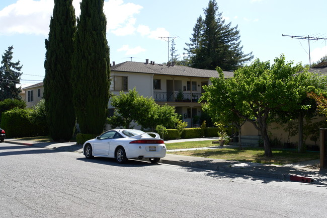 935 Oak Ln in Menlo Park, CA - Foto de edificio - Building Photo