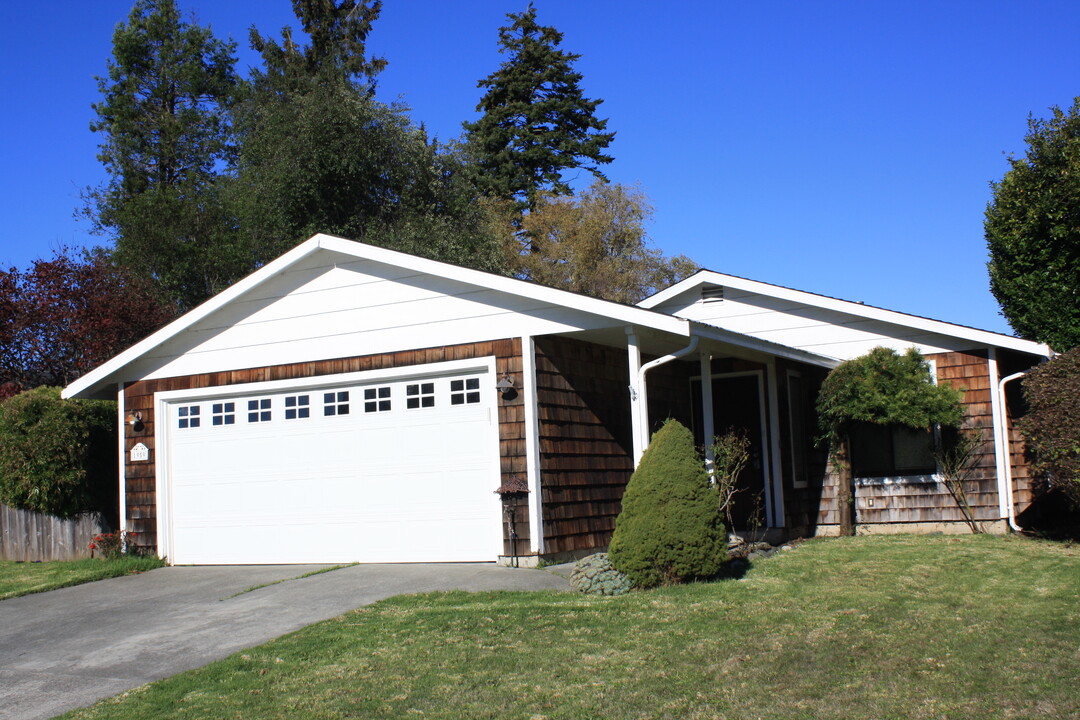 1959 Holly Dr in Mckinleyville, CA - Building Photo