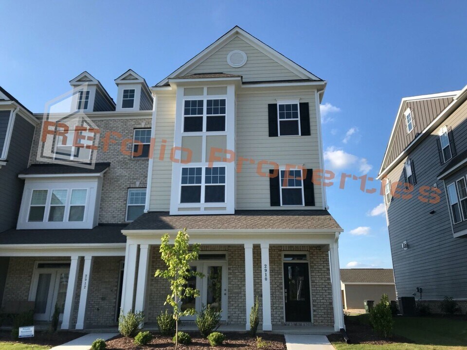 2910 Great Lawn Rd in Apex, NC - Building Photo