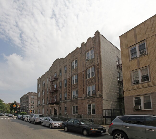 Martin Hall in Brooklyn, NY - Foto de edificio - Building Photo