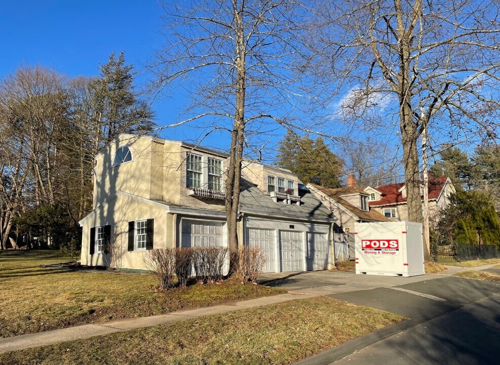 4 Sycamore Ln in West Hartford, CT - Building Photo