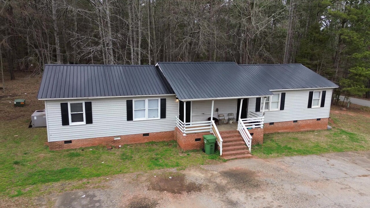 College Park Apartments in Clinton, SC - Building Photo