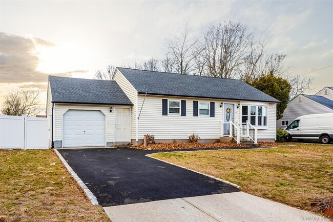 41 Morning Dr in Centereach, NY - Building Photo - Building Photo