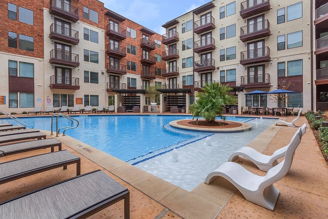Bell Lakeshore in Austin, TX - Foto de edificio